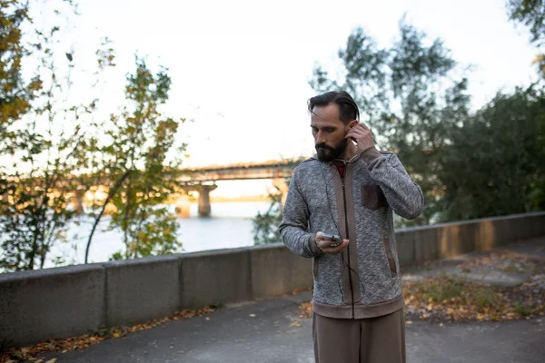 Man kör i den morgon musiken på telefonen. — Stockfoto