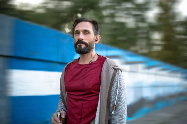 Hombre adulto deportivo en parque urbano . — Foto de Stock