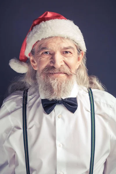 Office Santa Claus bär vit skjorta och fluga. — Stockfoto