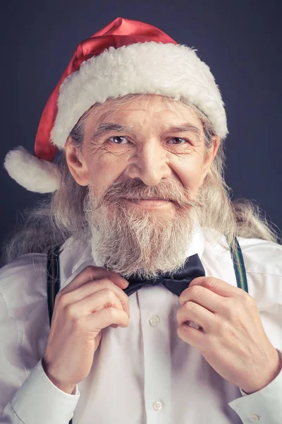 Capodanno, Babbo Natale regolazione papillon . — Foto Stock