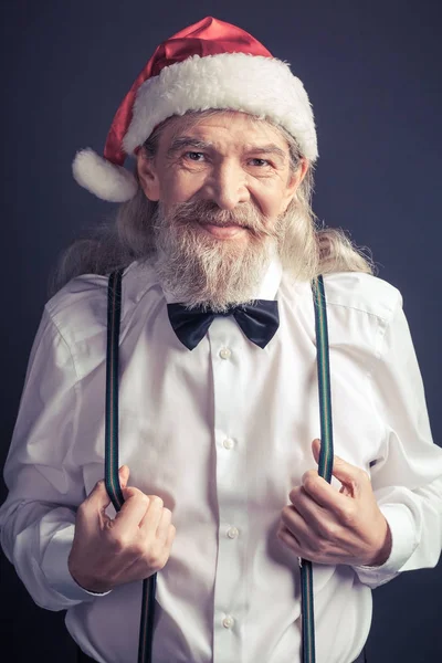 Happy Santa Claus in wit shirt en zwarte vlinderdas. — Stockfoto