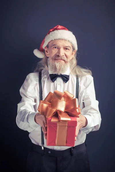 Babbo Natale in camicia bianca con confezione regalo in mano . — Foto Stock