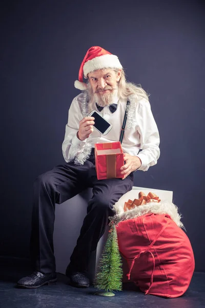 Felice ufficio Babbo Natale in possesso di cellulare come regalo di Natale . — Foto Stock