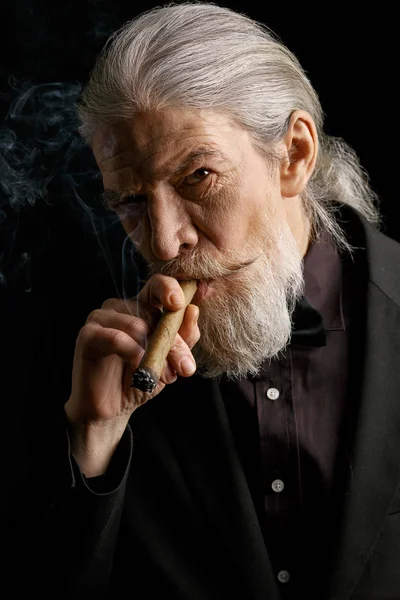 Pensivo homem velho fumar charuto . — Fotografia de Stock