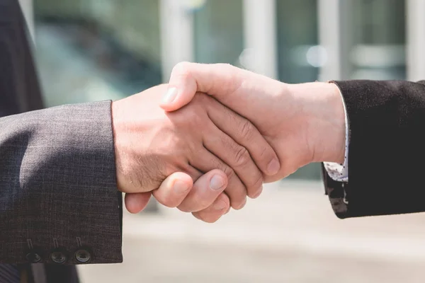 Handshake v úřadu — Stock fotografie