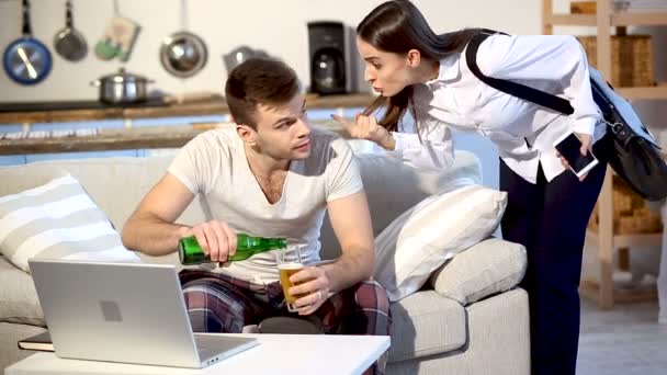 Woman going to work arguing with her lazy husband. — Stock Video