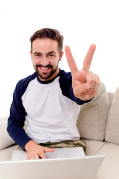 Muž s úsměvem ukazuje V s prsty. — Stock fotografie