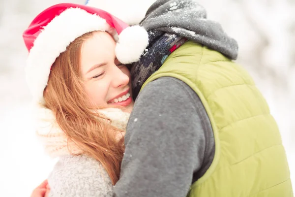 Pareja bosque invierno — Foto de Stock