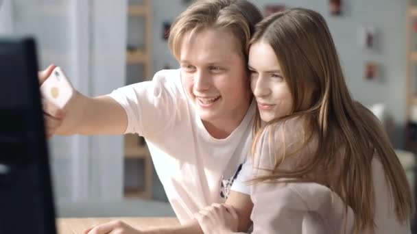 Pareja sonriente enamorada — Vídeos de Stock