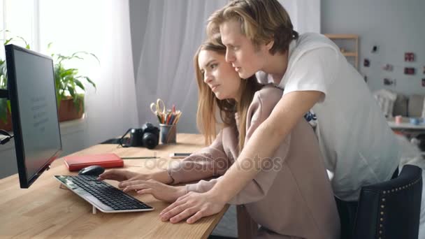 Pareja sonriente enamorada — Vídeos de Stock