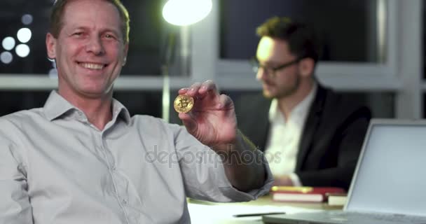 Spelen met bitcoin — Stockvideo