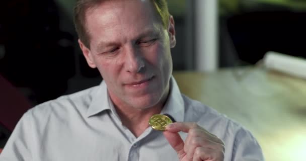 Spiel mit Bitcoin — Stockvideo