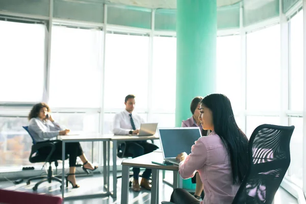 Processo de trabalho em equipe no projeto internacional — Fotografia de Stock