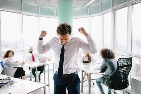 Ocupada oficina de lunes a viernes durante el proyecto — Foto de Stock