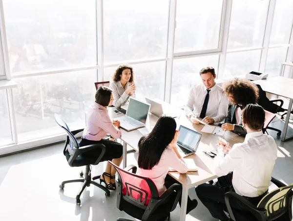 Asesores y consultores empresariales trabajando en equipo . —  Fotos de Stock