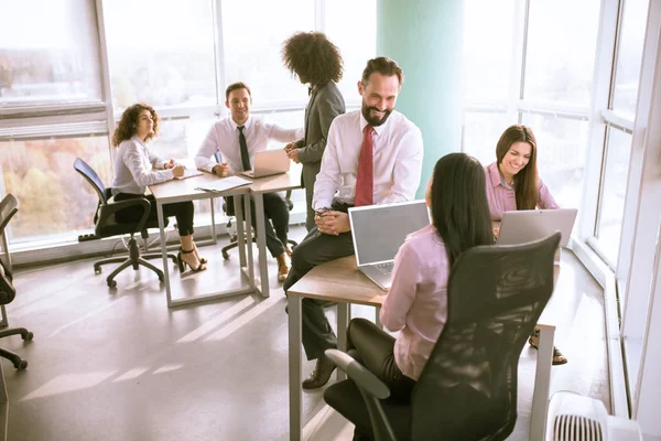 Jovem equipe de colegas de trabalho — Fotografia de Stock