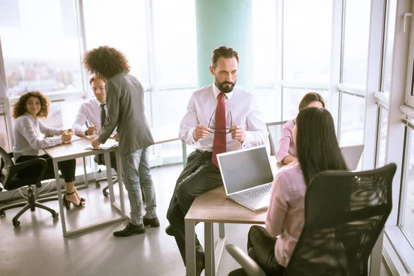 Jeune équipe de collaborateurs — Photo