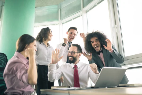 Equipo exitoso en el trabajo . — Foto de Stock