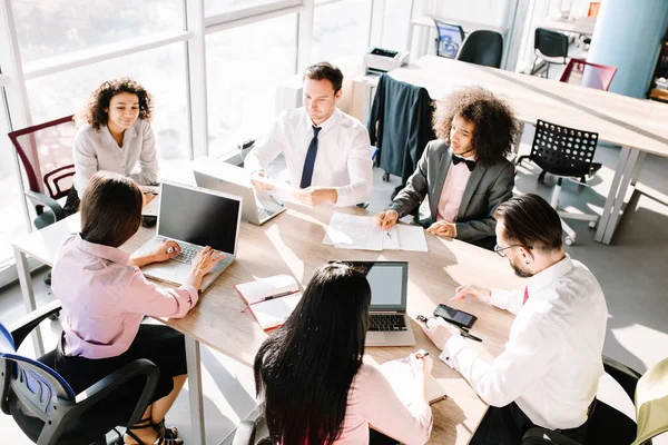 Affärskonsulter arbetar i ett team. — Stockfoto