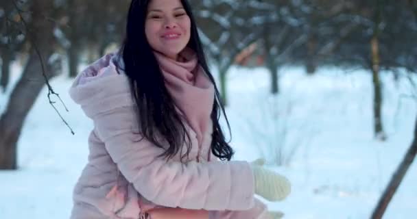 Mujer asiática lanza bola de nieve y riendo al aire libre . — Vídeo de stock