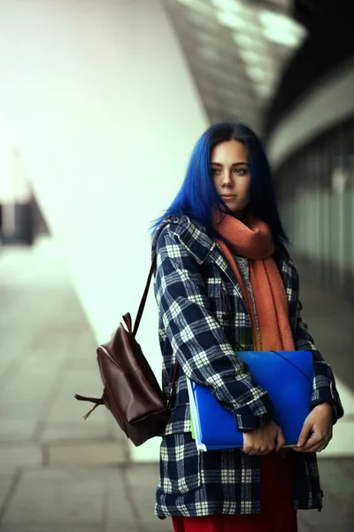 Söt flicka med blått hår och gröna ögon vistelse i city — Stockfoto