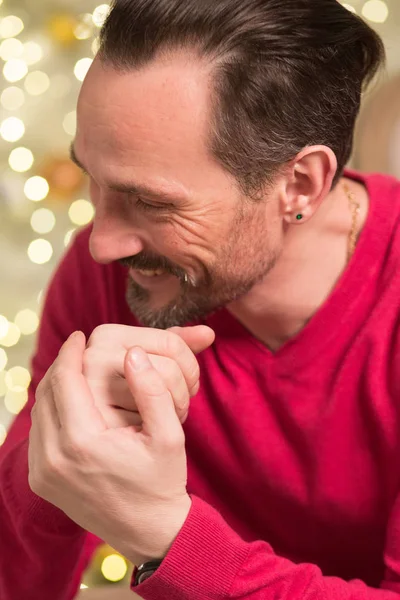 Stilig man i fåtölj — Stockfoto