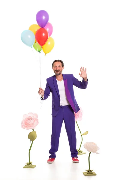 Trevlig man med ballonger och blommor — Stockfoto