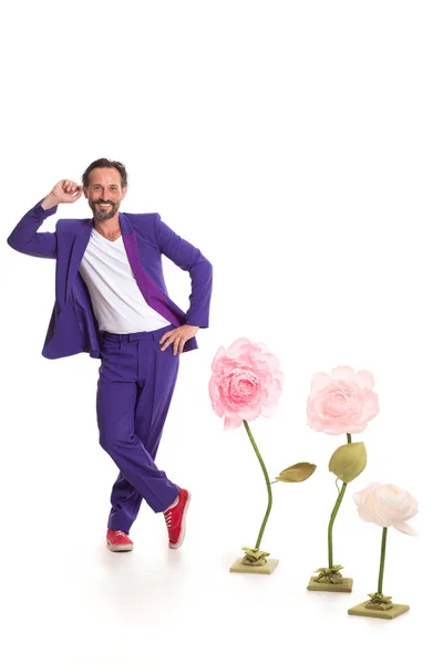 Trevlig man med blommor — Stockfoto