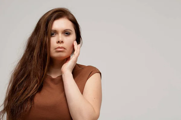 Modelo de moda de talla grande en vestido corto marrón —  Fotos de Stock