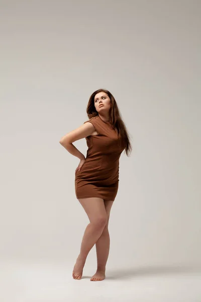 Plus size mode modell i brunt kort klänning — Stockfoto