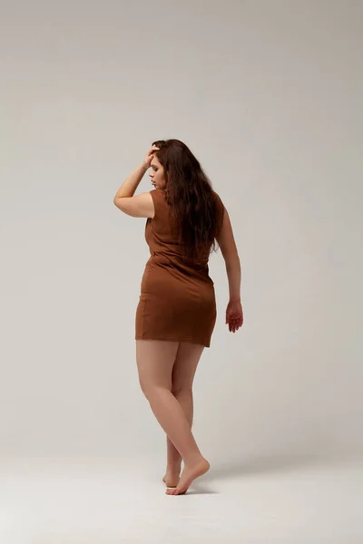 Plus size mode modell i brunt kort klänning — Stockfoto
