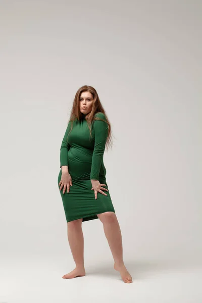 Schöne große Mädchen isoliert in grünem Kleid — Stockfoto
