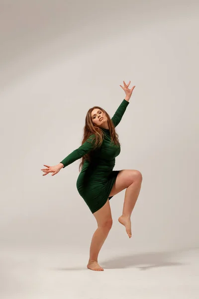 Menina grande bonita isolada em vestido verde — Fotografia de Stock