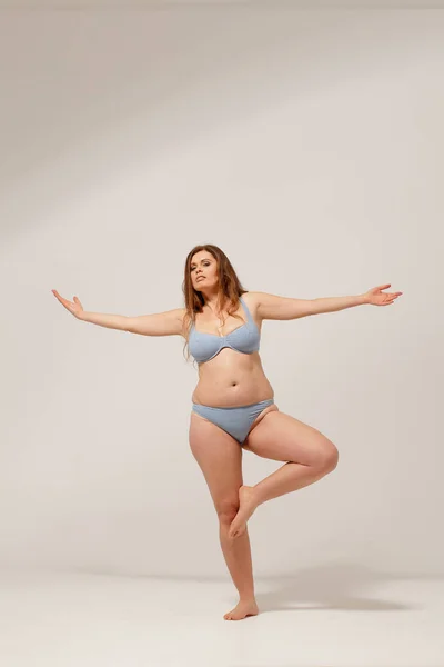 Plus size mode modell i underkläder — Stockfoto