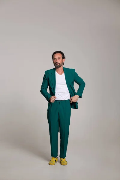 Bonito homem de terno verde — Fotografia de Stock