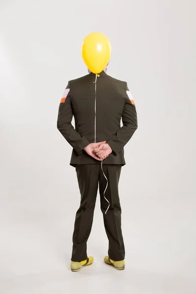 Ευτυχισμένος άνθρωπος με κίτρινο μπαλόνι — Φωτογραφία Αρχείου