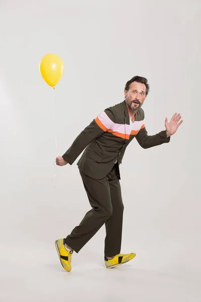 Homme heureux avec ballon jaune — Photo