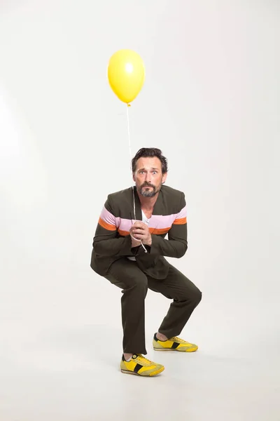 Sarı balon ile mutlu adam — Stok fotoğraf