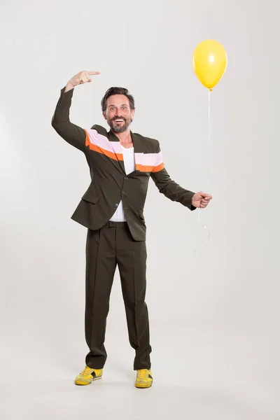 Lycklig man med gul ballong — Stockfoto