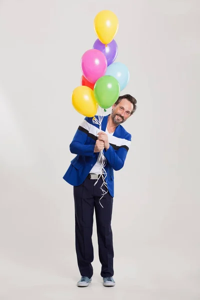 Roliga harlecuin med ballonger — Stockfoto