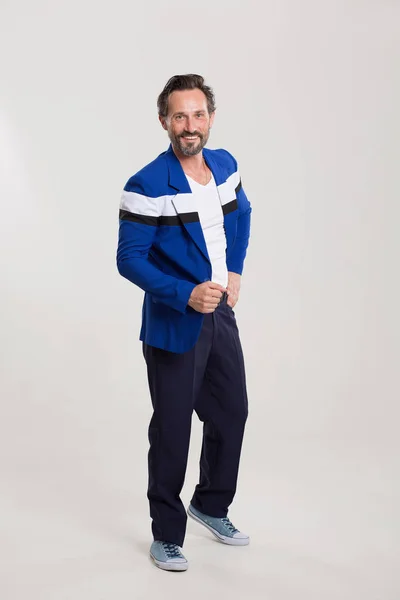 Beau homme en costume bleu et noir — Photo