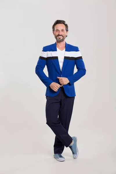 Beau homme en costume bleu et noir — Photo