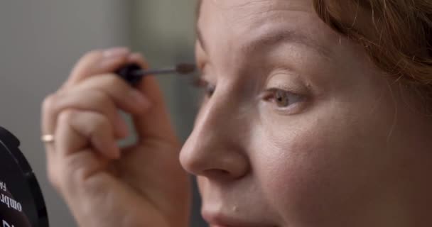 Портрет красивой женщины, делающей макияж — стоковое видео