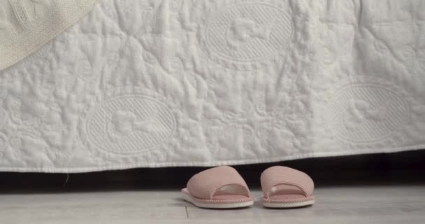 Close up van een dames roze slippers — Stockvideo