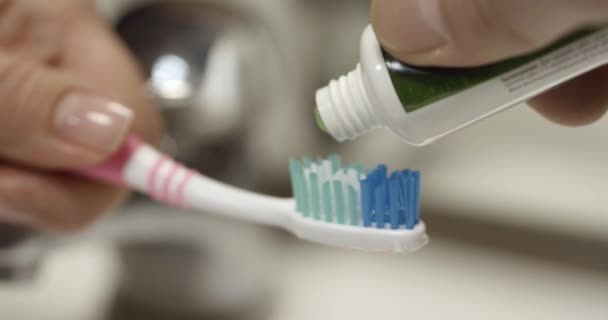 Diş macunu diş fırçası izole — Stok video