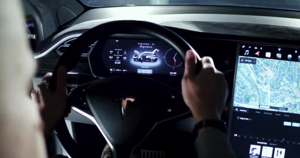 Mann sitzt am Steuer von Tesla-Auto — Stockvideo