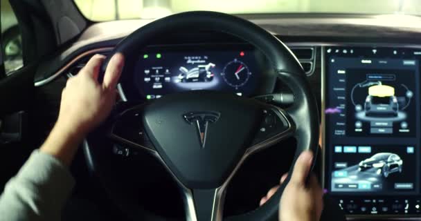 Interior de la cabina del coche Tesla Model X . — Vídeos de Stock