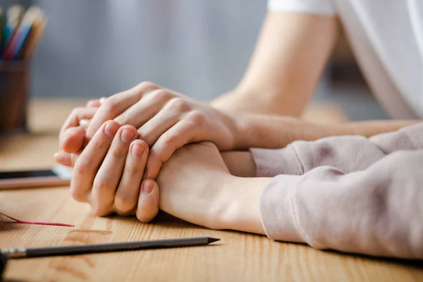 Pár se drží ruku — Stock fotografie