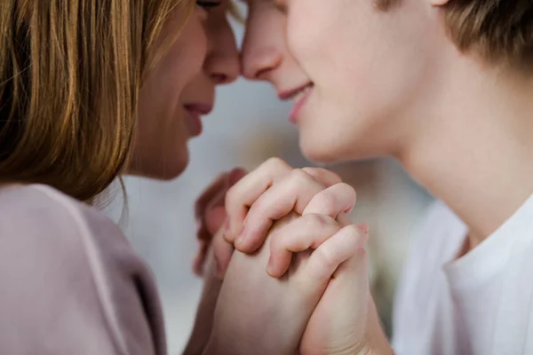 Casal segurando mão — Fotografia de Stock