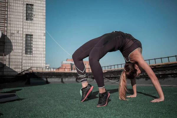 Turnster vrouw training op het dak. — Stockfoto